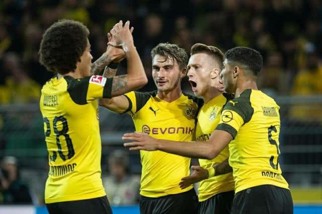  多特蒙德青训小将梅开二度惊艳全场观众  